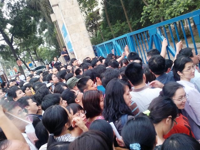 Hàng trăm phụ huynh đứng trước cổng trường Thực nghiệm Hà Nội để đợi mua đơn cho con vào lớp 1